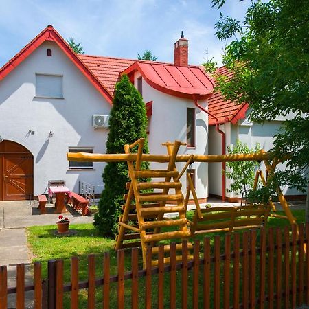 Huszár vendégház Orvenyes Esterno foto