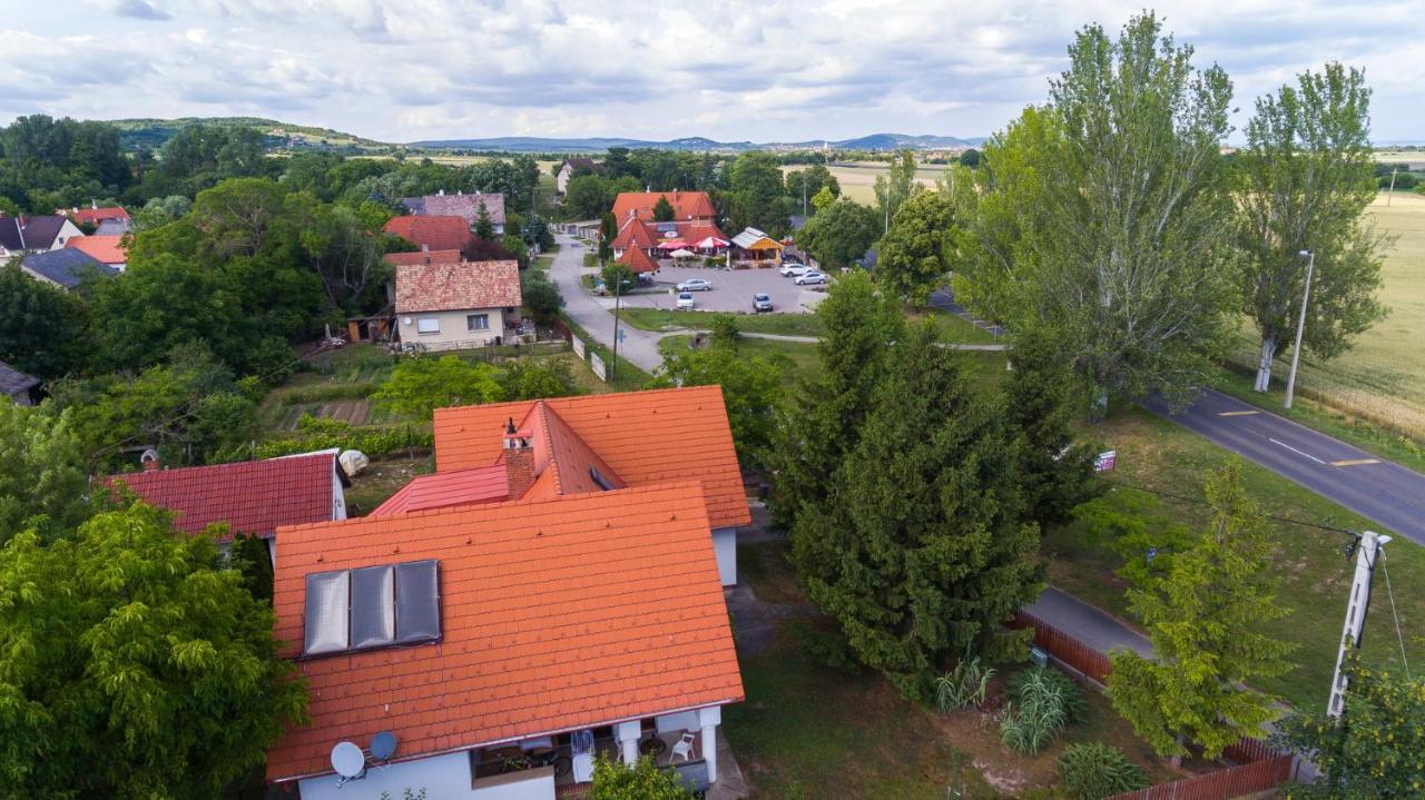 Huszár vendégház Orvenyes Esterno foto