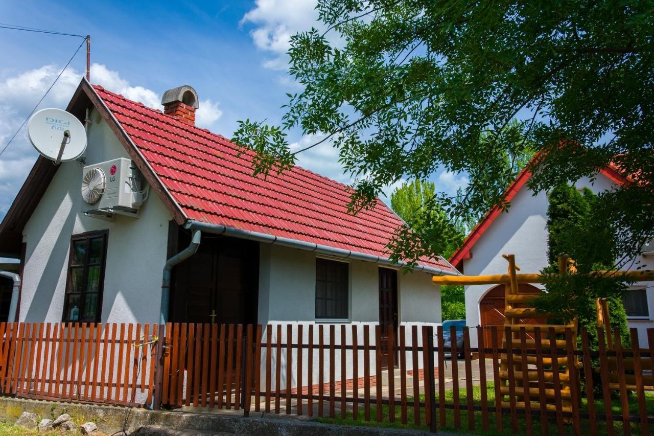 Huszár vendégház Orvenyes Esterno foto