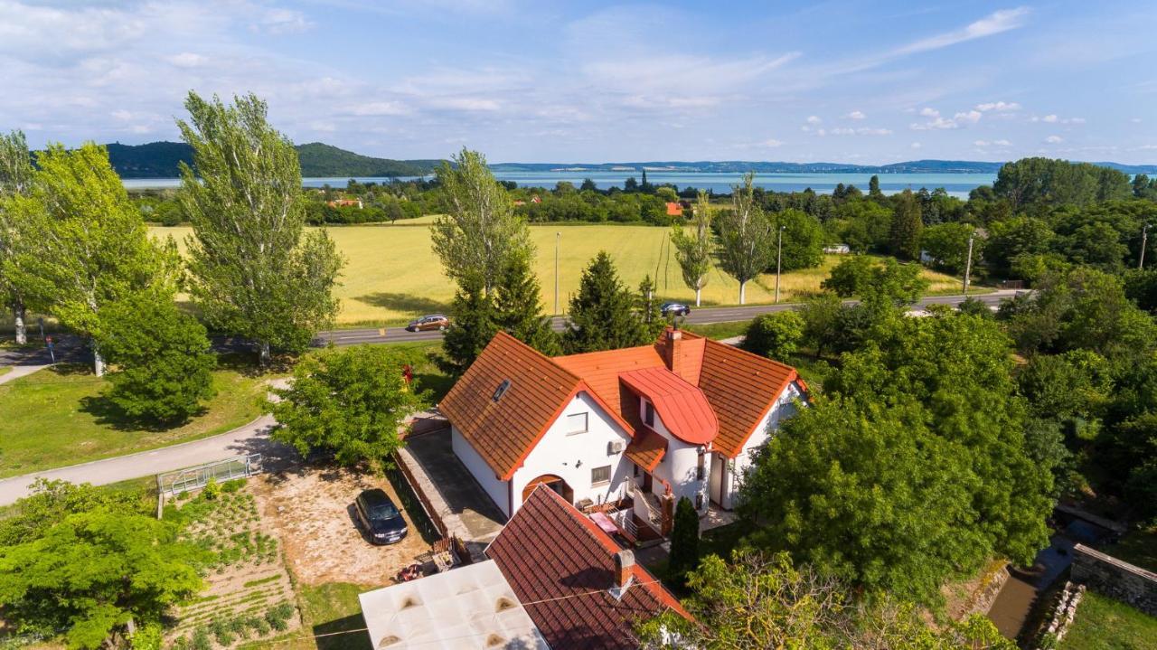 Huszár vendégház Orvenyes Esterno foto