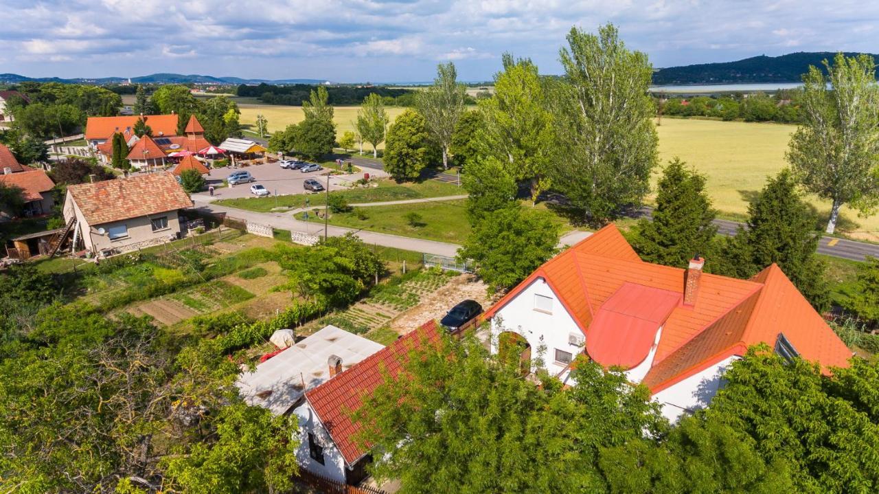 Huszár vendégház Orvenyes Esterno foto