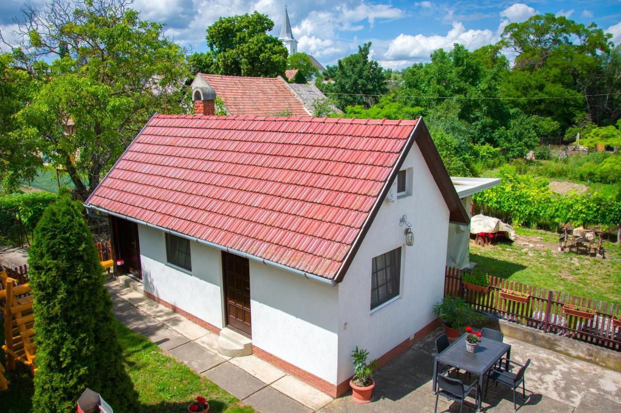 Huszár vendégház Orvenyes Esterno foto