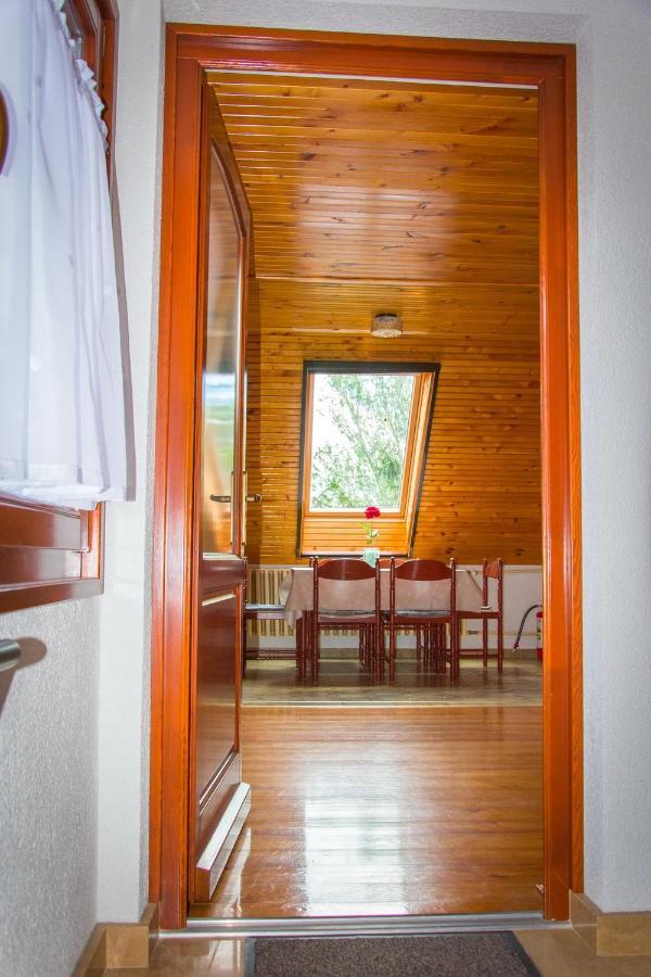 Huszár vendégház Orvenyes Esterno foto