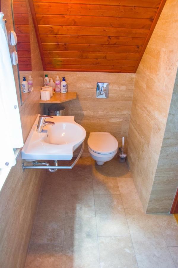 Huszár vendégház Orvenyes Esterno foto