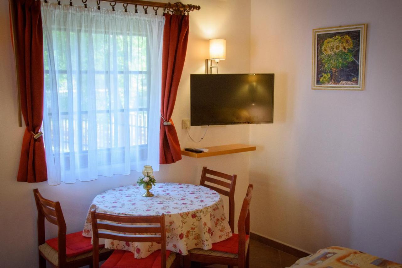 Huszár vendégház Orvenyes Esterno foto