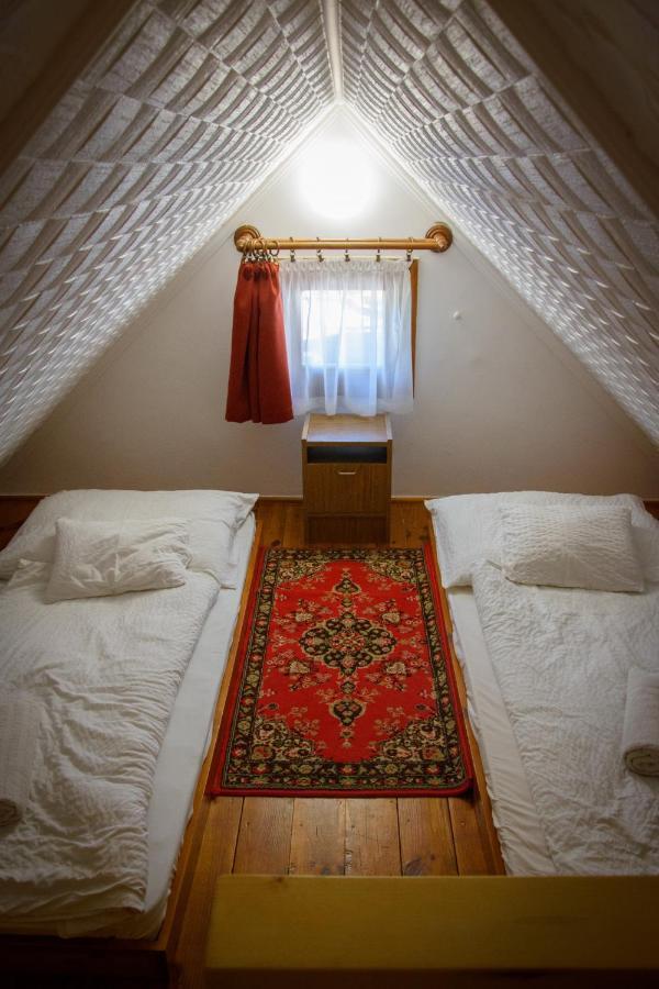 Huszár vendégház Orvenyes Esterno foto