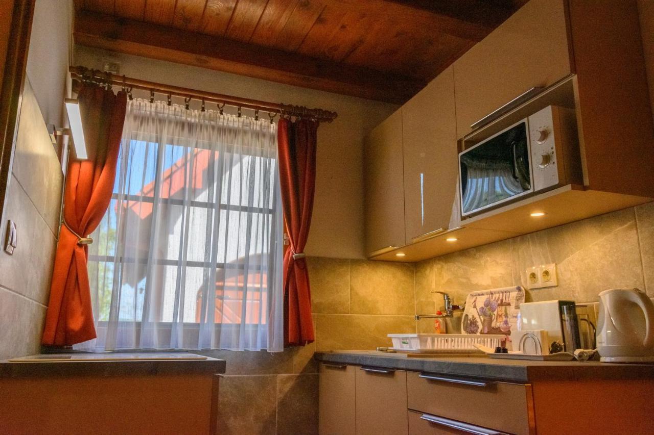Huszár vendégház Orvenyes Esterno foto