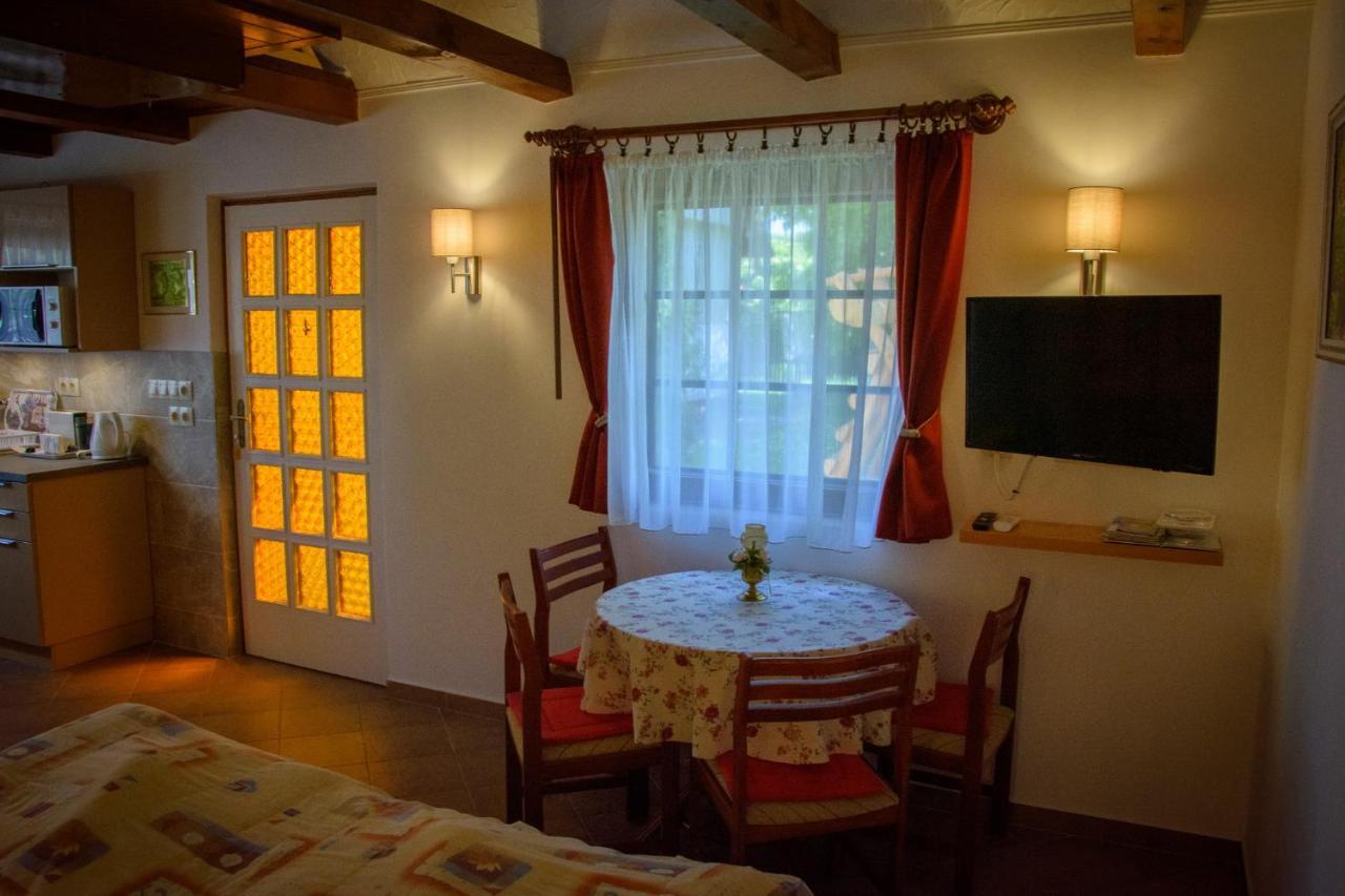Huszár vendégház Orvenyes Esterno foto